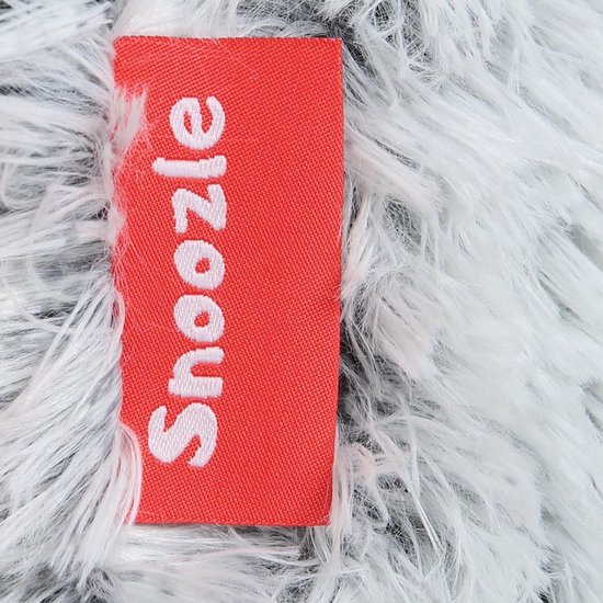Rood label met witte letters 'Snoozle' op een witte fluffy textuur.