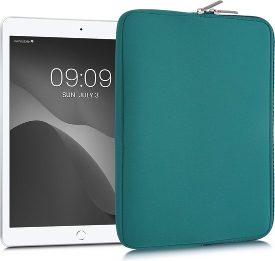 Petrolkleurige tablethoes naast een tablet met een scherm dat 09:09 zondag 3 juli weergeeft.