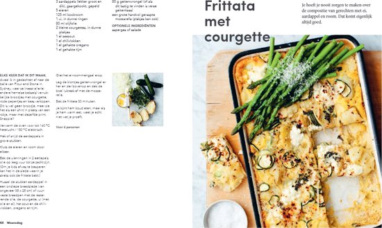 Frittata met courgette in een ovenschaal, gegarneerd met groene asperges.