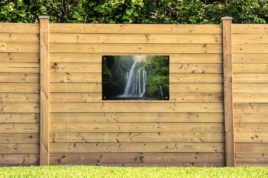 Tuinposter 90x60 cm - Tuindecoratie Waterval in de jungle van het Nationaal park Gunung Rinjani op Lombok - Poster voor in de tuin - Buiten decoratie - Schutting tuinschilderij - Tuindoek muurdecoratie - Wanddecoratie balkondoek