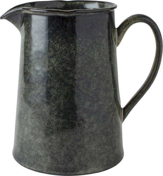 Grijze stoneware kan met handvat, met een gespikkeld patroon.