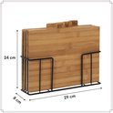 Set van 4 bamboe snijplanken in een zwarte houder. Afmetingen: 29 cm x 24 cm x 8 cm. Bovenkant van de planken heeft vormen van dieren.
