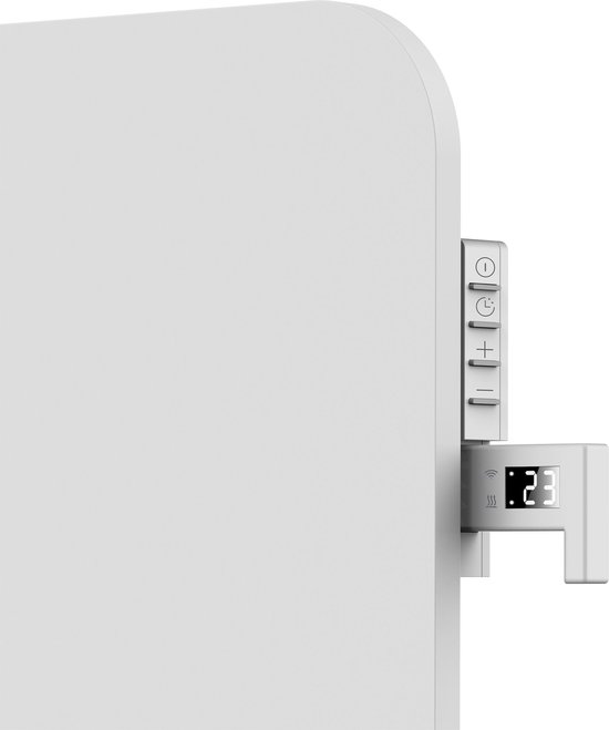 Witte paneelradiator met afstandsbediening en digitaal display met temperatuurweergave.