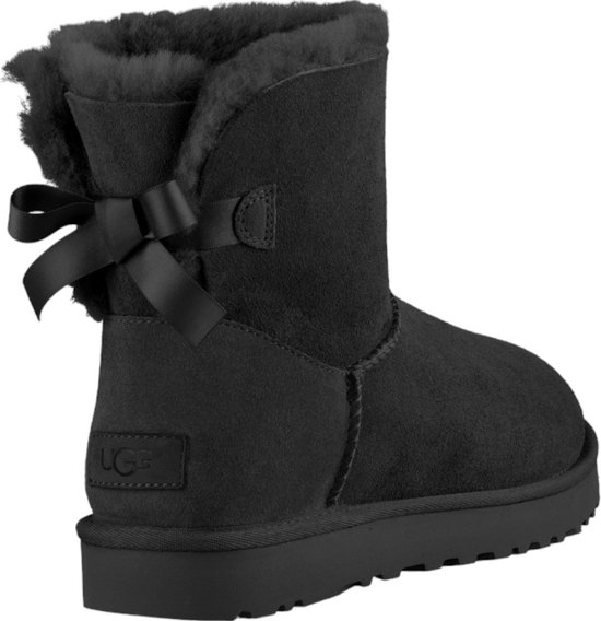 Zwarte UGG mini laars met strik aan de achterkant en UGG logo