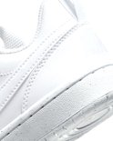 Witte Nike sneaker, close-up van de zijkant met stiksels en de gespikkelde zool.