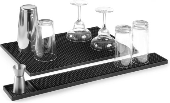 Twee zwarte barmatten met opstaande randjes, waarop een cocktailshaker, glazen en jigger staan.
