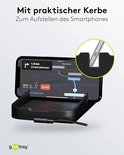 Smartphone met navigatie in de GooBay autohouder met sleuf om de telefoon rechtop te zetten. Kaart toont 1,6 km naar Zinslandstrasse.