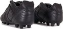 Achterkant van twee zwarte hummel voetbalschoenen met veters.