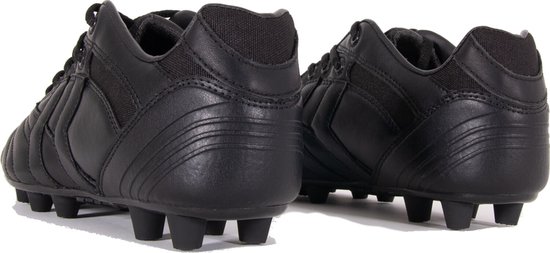 Achterkant van twee zwarte hummel voetbalschoenen met veters.
