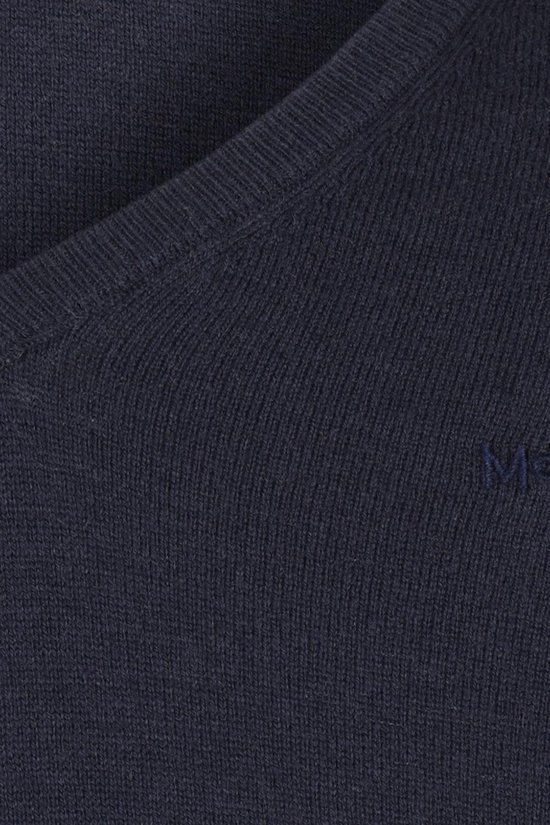Detailopname van de textuur van een marineblauwe V-hals trui met geborduurd logo.