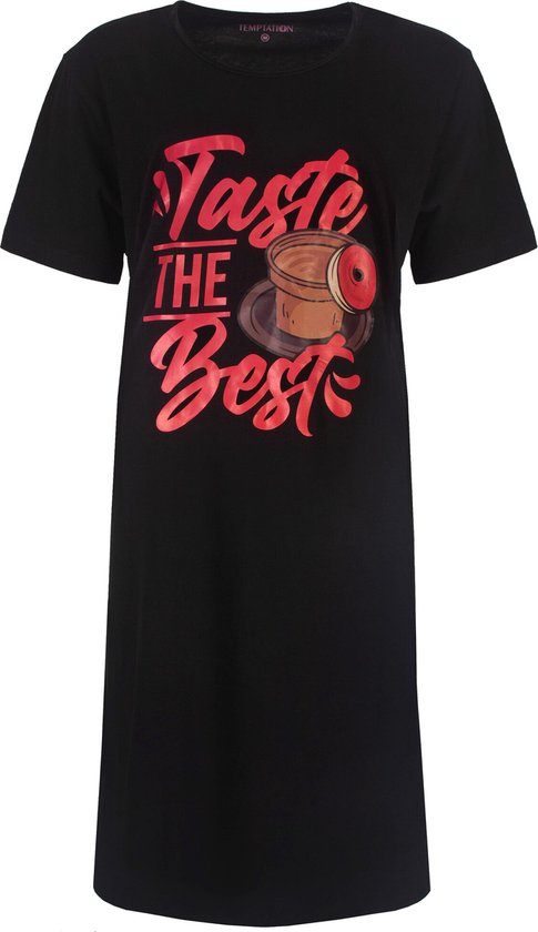 Chemise de nuit noire à manches courtes, avec sur la poitrine le texte 'Taste THE Best' et une image d'un donut avec une tasse de café.