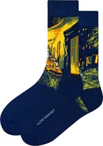 Kunst sokken - Caféterras bij Nacht: Vincent van Gogh - Sokken Heren 41 46 - Biologisch Katoenen Sokken - funny socks happy - Vrolijke Sokken - Grappige Sokken - Sokken Cadeau