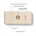 Crème Marshall speaker met bedieningsknoppen en batterij-indicator.