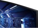 Close-up van de gebogen rand van een zwarte Samsung monitor met een blauw futuristisch interieur.