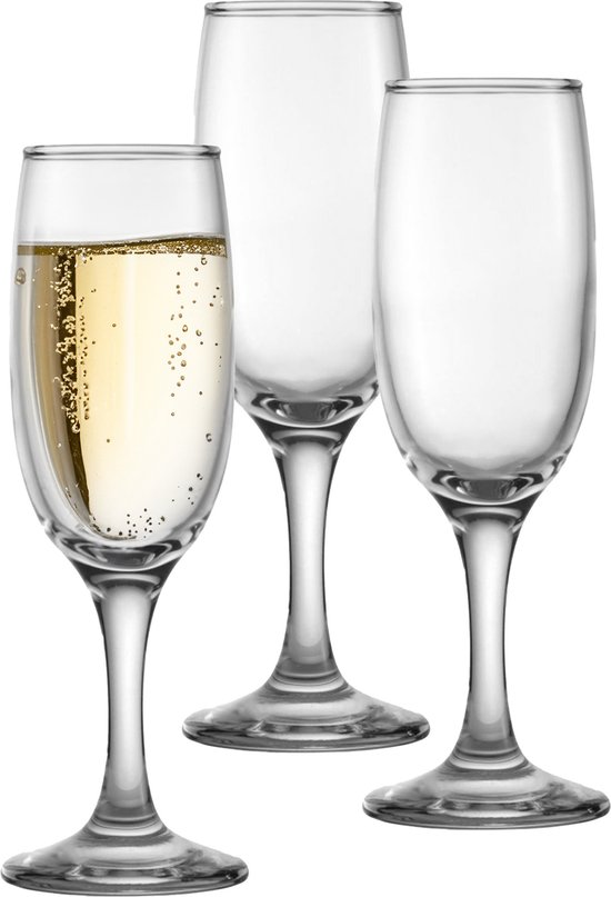 Drie champagneglazen, waarvan één gevuld met bubbelende champagne.