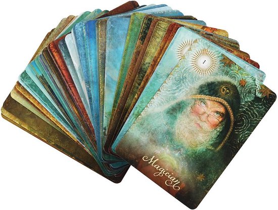 Een stapel tarotkaarten met op de voorgrond een kaart getiteld 'Magician' met een oudere man met een baard en een hoed.