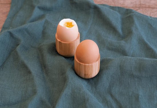 Ritzenhoff & Breker Venezia Eierdopjes met plank, 6 stuks, diameter 12,5 cm, witte platte eierstandaard voor het ontbijt, elegante porseleinen eierhouder met reliëf in kiezelsteenlook, set van 6 stuks