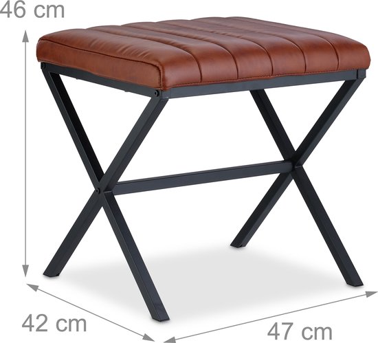Bruine kunstlederen hocker met capitonnage en zwart metalen kruisframe, met een boek erop.