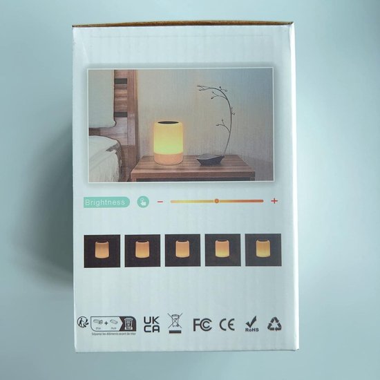 Emballage d'une lampe tactile LED avec illustration de la lampe sur une table de chevet et réglages de luminosité et de couleur.