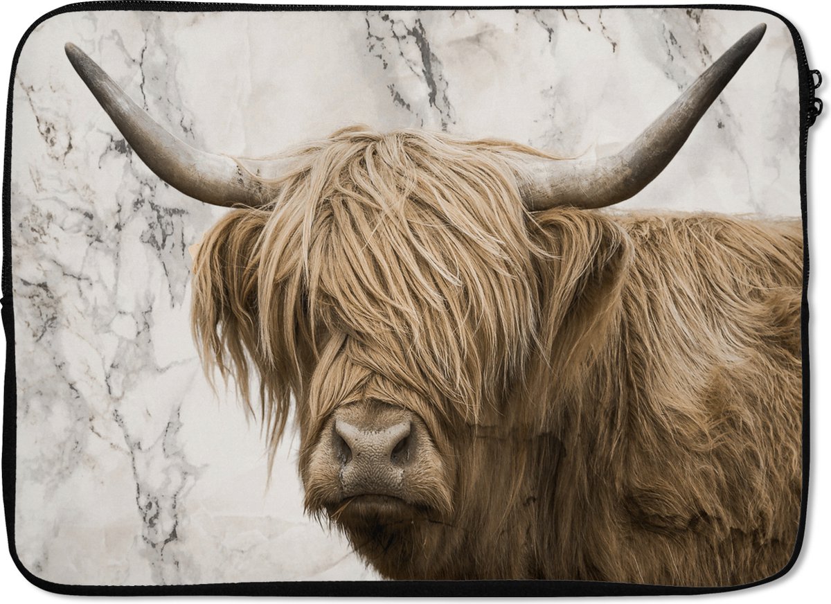 Laptophoes 13 inch - Schotse hooglander - Marmer print - Dieren - Laptop sleeve - Binnenmaat 32x22,5 cm - Zwarte achterkant