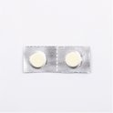 Twee ronde, gele Beaphar wormtabletten in een zilverkleurig blisterverpakking.