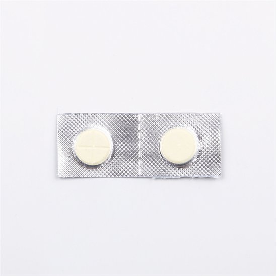 Twee ronde, gele Beaphar wormtabletten in een zilverkleurig blisterverpakking.