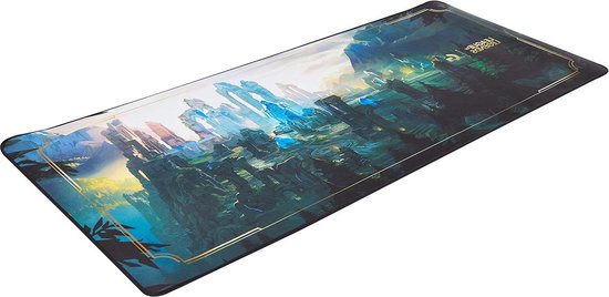 Tapis de souris XL gaming avec une illustration de 'League of Legends' représentant un paysage mythique aux teintes bleues et vertes, encadré d'or.