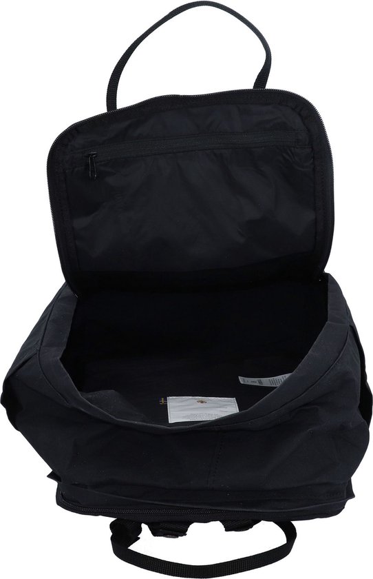Open zwarte Fjällräven Kånken rugzak met zichtbaar hoofdvak en voorvak.
