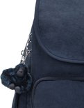 Donkerblauwe Kipling rugzak met aapje-sleutelhanger.
