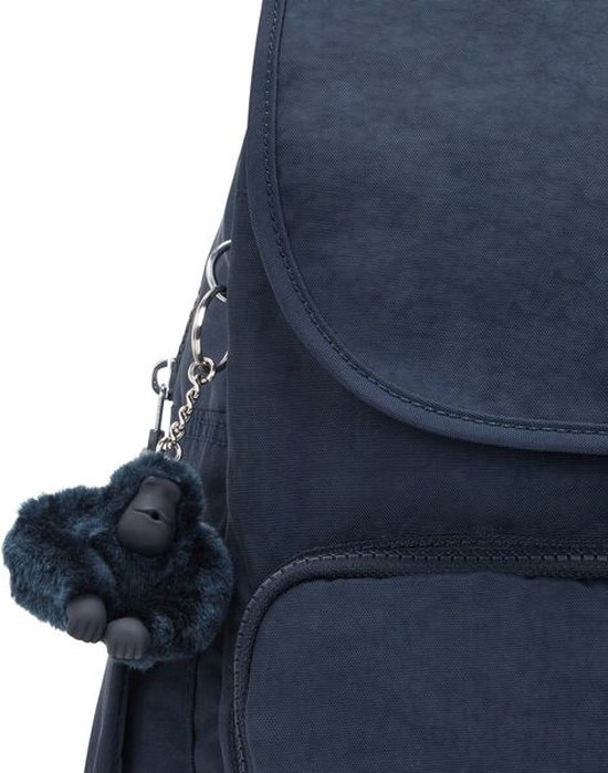 Donkerblauwe Kipling rugzak met aapje-sleutelhanger.