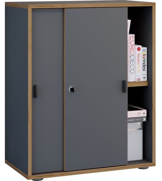 Grijze schuifdeurkast met houten frame, open aan de rechterkant met boeken en opbergdoos