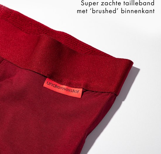 Detail van de rode tailleband met de tekst 'Super zachte tailleband met 'brushed' binnenkant'.