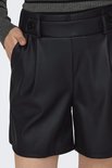 Zwarte kunstleren shorts met plooien en knopen aan de tailleband. Model met zakken.
