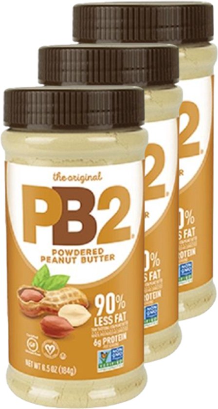 Drie potten PB2 poeder pindakaas met bruine deksels. Oranje label met 'PB2 POWDERED PEANUT BUTTER', 90% minder vet en 6g eiwit.