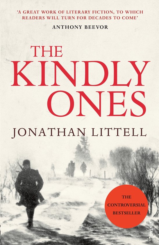 Boek "The Kindly Ones" van Jonathan Littell met een winterse scène van soldaten en een rode cirkel met tekst "The Controversial Bestseller".