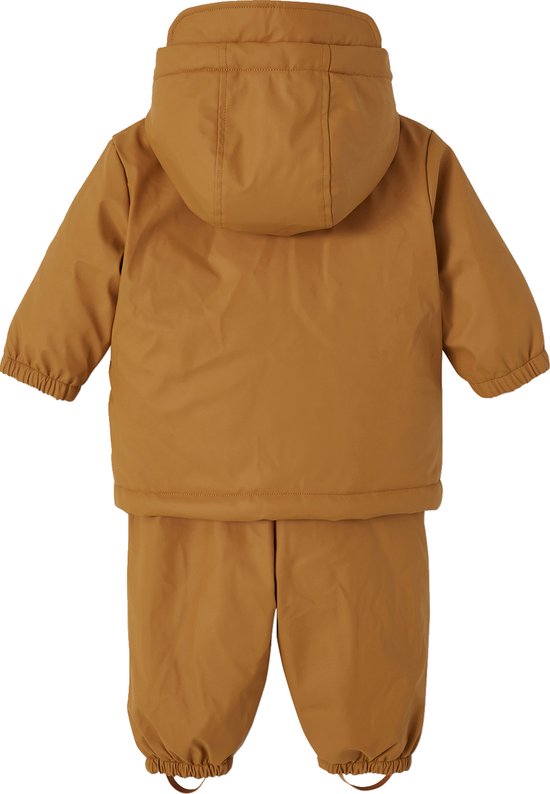 Achterkant van een bruin regenpak met capuchon, jas en broek.