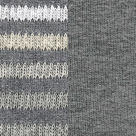 Grijze sok met horizontale witte en beige strepen.