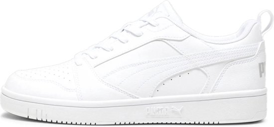 Witte PUMA Rebound v6 Low sneaker met zilveren PUMA branding op de zijkant.