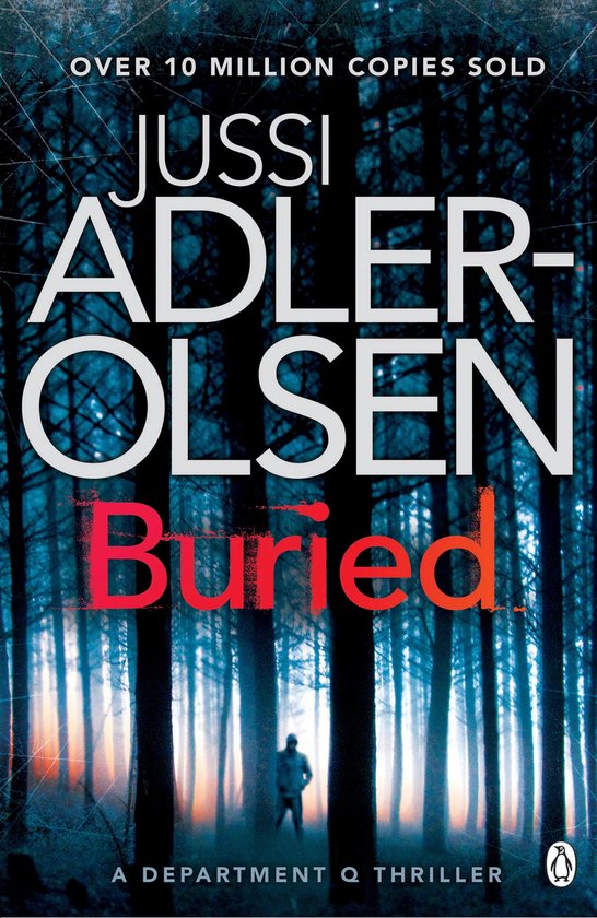 Boek 'Buried' van Jussi Adler-Olsen met een silhouet van een man in een donker bos, meer dan 10 miljoen exemplaren verkocht.