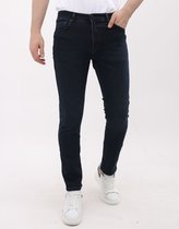 Model in donkerblauwe, regular fit jeans met stretch. Zichtbaar vanaf de voorkant.