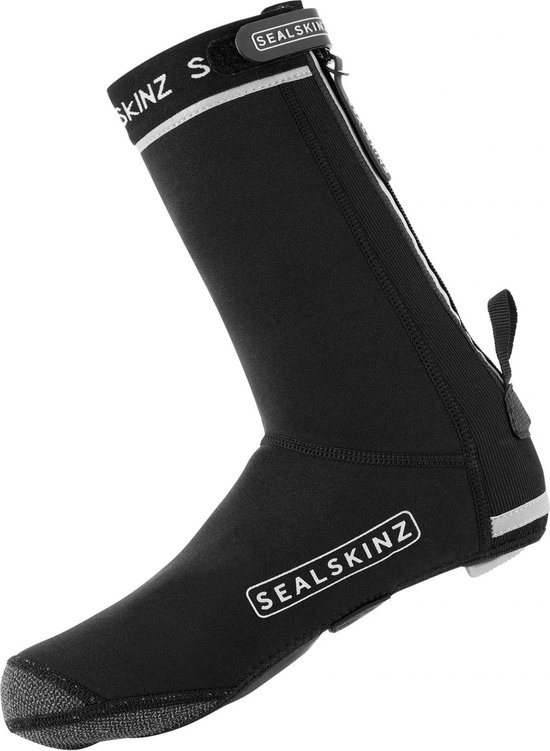 Zwarte Sealskinz fietsoverschoen met open zool, rits en reflecterende details.