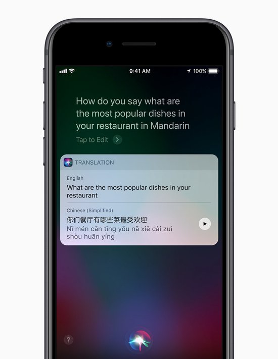 Donkergrijze iPhone 8 met Siri-vertaling van Engels naar Chinees op het scherm.