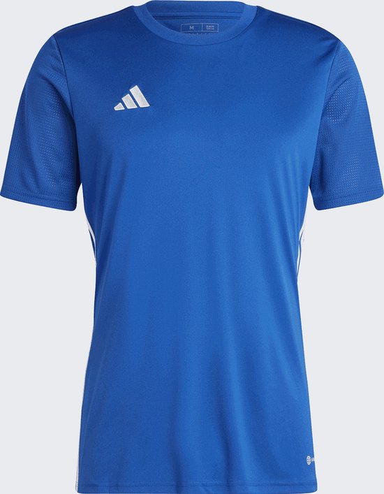 Kobaltblauw Adidas sportshirt voor heren met witte strepen aan de zijkanten en logo op de borst.