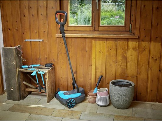 Grasmaaier met blauwe en grijze accenten, een oranje handvat en zwarte wielen.