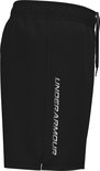 Zwarte sportshort met witte "UNDER ARMOUR" tekst op de zijkant.