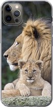 Geschikt voor iPhone 12 Pro Max hoesje - Volwassen leeuw met jong - Siliconen Telefoonhoesje