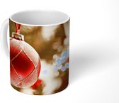 Mok - Koffiemok - Een close-up van decoratieve Kerstmis versiering bij een kerstboom - Mokken - 350 ML - Beker - Koffiemokken - Theemok