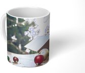 Mok - Koffiemok - De kerstmis snuisterijen met op de achtergrond een kerstboom - Mokken - 350 ML - Beker - Koffiemokken - Theemok