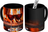 Magische Mok - Foto op Warmte Mok - Twee glazen rode wijn bij een open haard - 350 ML