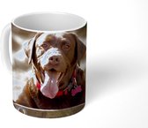 Mok - Koffiemok - Labrador Retriever die over een omheining kijkt - Mokken - 350 ML - Beker - Koffiemokken - Theemok